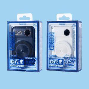 پاوربانک ریمکس RPP-519 در حال شارژ هم‌زمان چند دستگاه